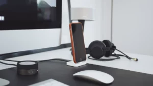 Bureau informatique avec écran, clavier, souris et smartphone, sans personne reconnaissable