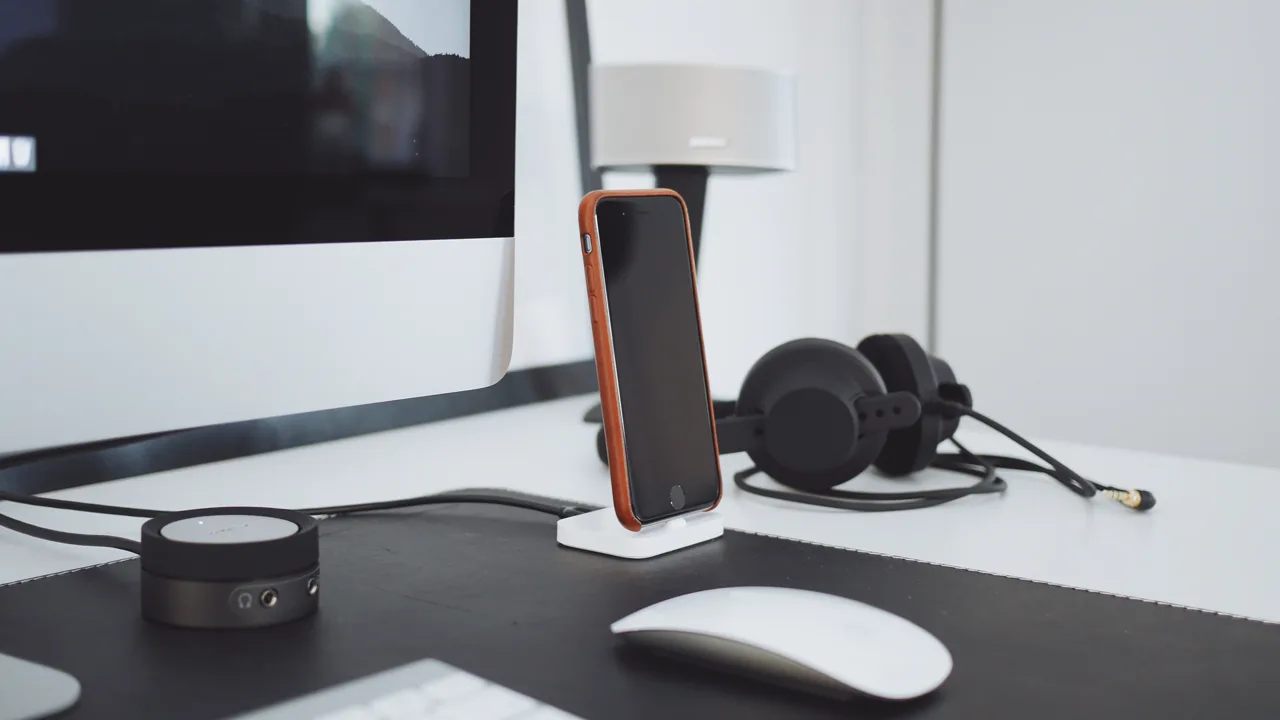 Bureau informatique avec écran, clavier, souris et smartphone, sans personne reconnaissable