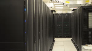 Rangées de serveurs en fonctionnement illustrant le stockage et la sauvegarde de données