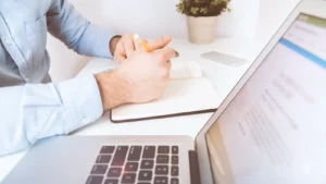 Ordinateur portable sur un bureau pour préparer la fin du support de Windows 10 en 2026