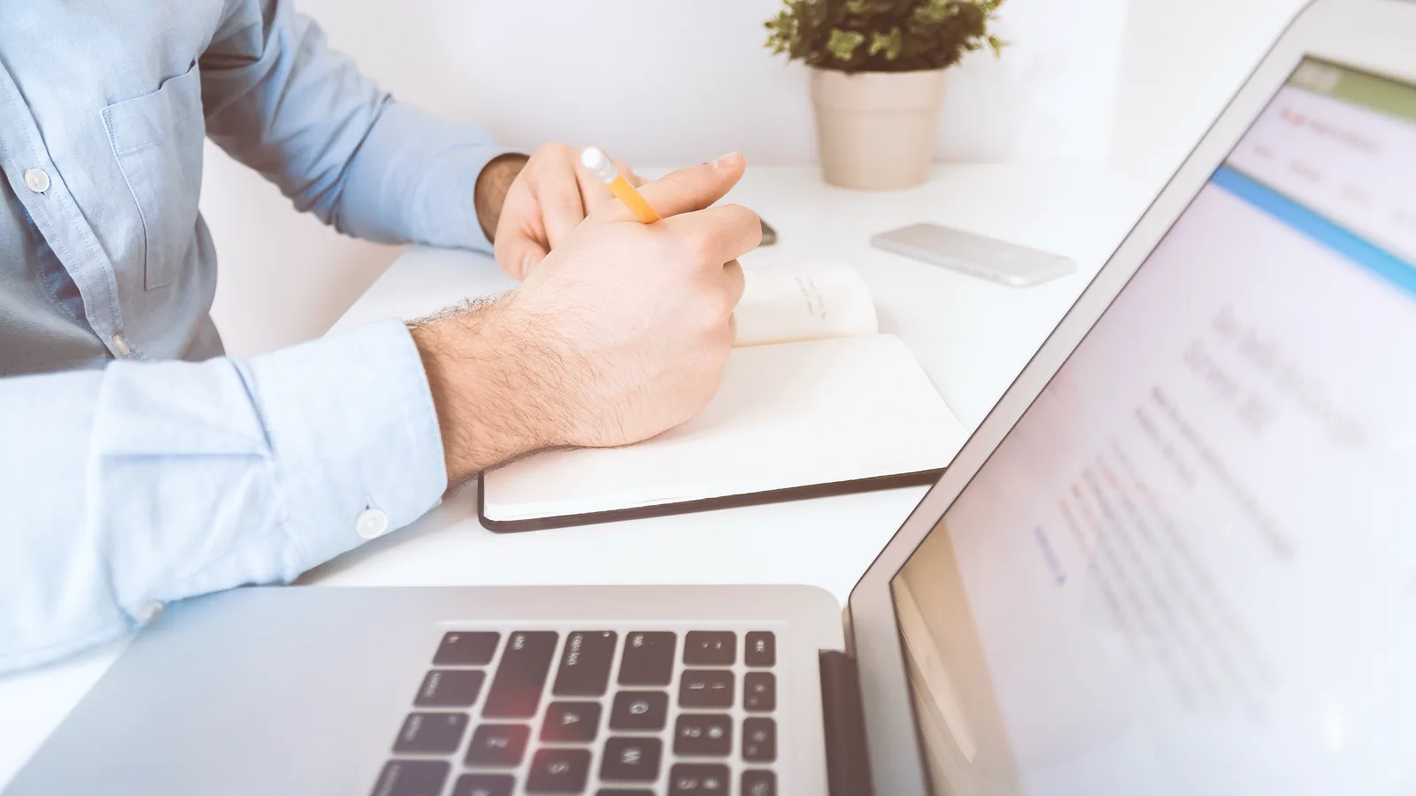 Ordinateur portable sur un bureau pour préparer la fin du support de Windows 10 en 2026