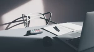 Ordinateur portable sur un bureau avec carnet et calculatrice