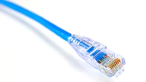 Câble Ethernet bleu utilisé pour représenter la séparation d’un réseau informatique
