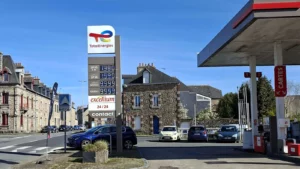 Station TotalEnergies illustrant une alerte de sécurité sur le programme Le Club