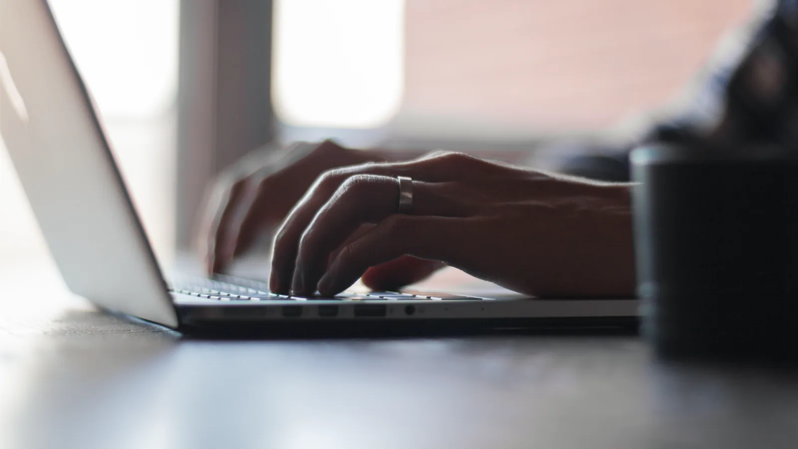 Mains sur un ordinateur portable dans un contexte de travail informatique