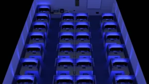 Salle équipée de plusieurs postes informatiques organisés en espaces de travail