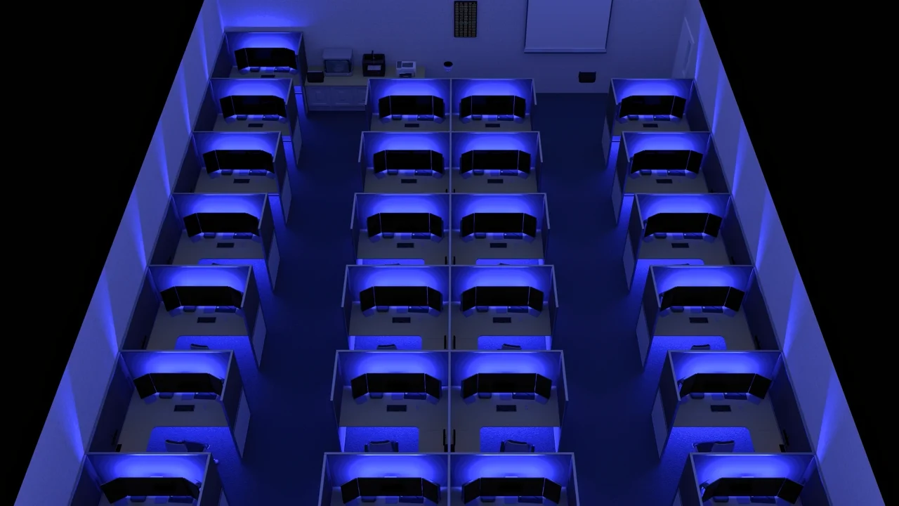 Salle équipée de plusieurs postes informatiques organisés en espaces de travail