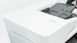 Imprimante multifonction utilisée pour numériser des documents de bureau