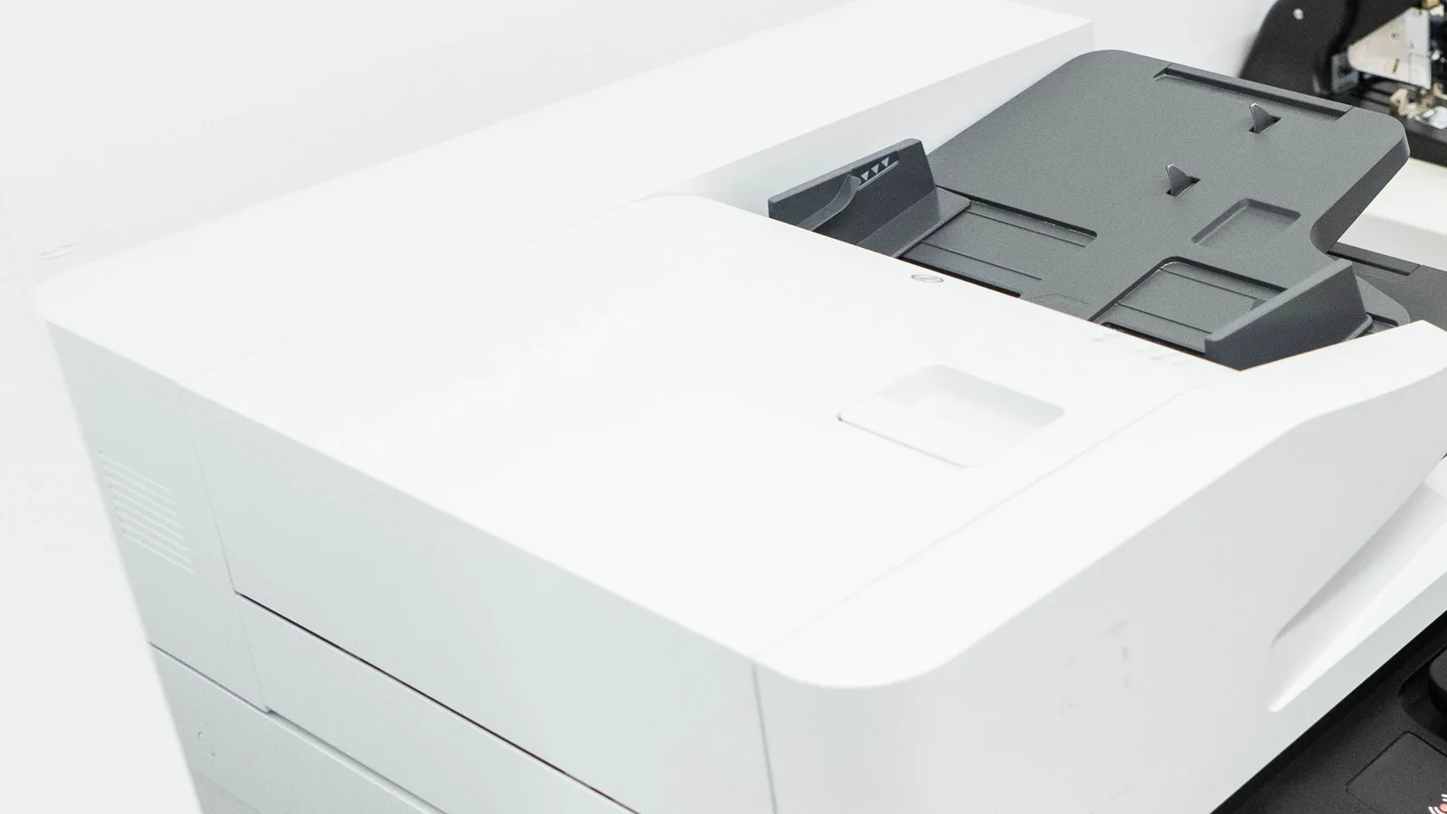 Imprimante multifonction utilisée pour numériser des documents de bureau
