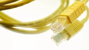 Câble réseau Ethernet jaune utilisé pour connecter une infrastructure informatique